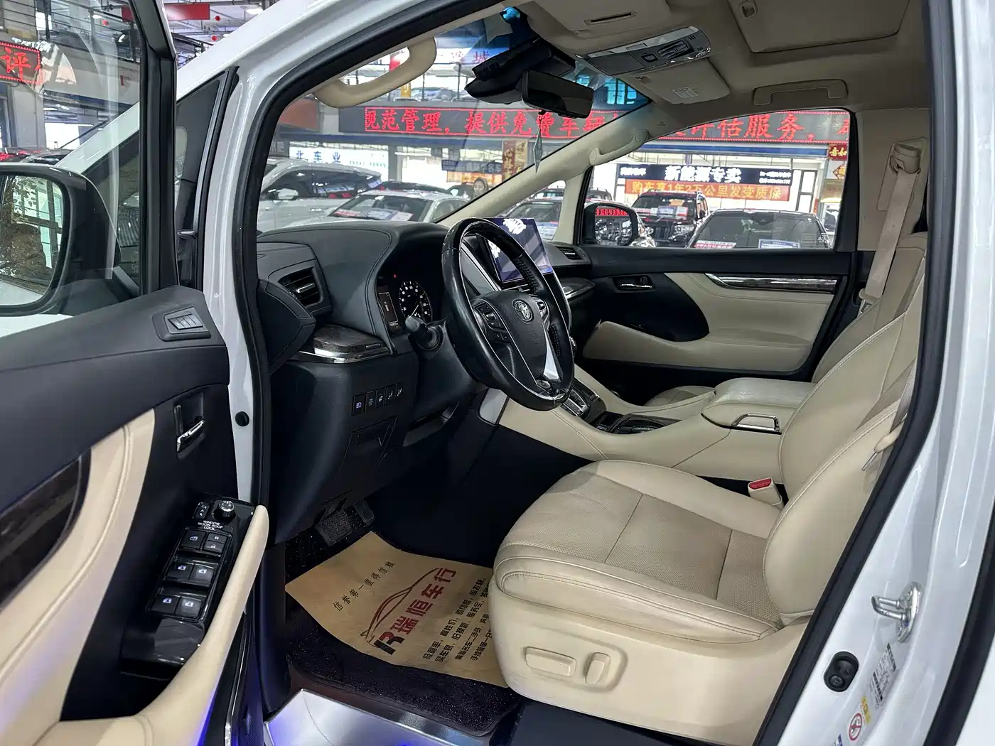 Toyota Alphard 2019 Hybrid 2.5L Premium Edition фото 4