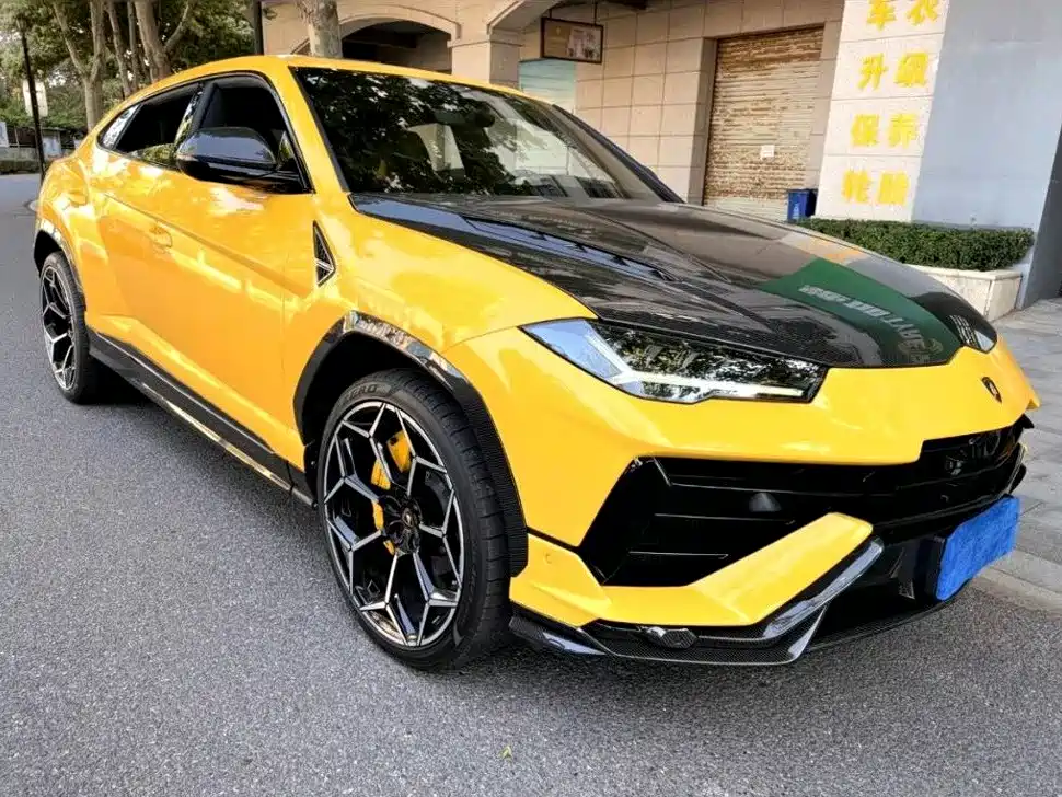 Фото 2 - Lamborghini Urus