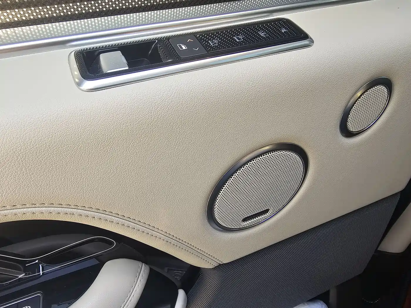 Land Rover Range Rover 2022 3.0 L6 400PS Heritage Extended Classic Edition фото 24