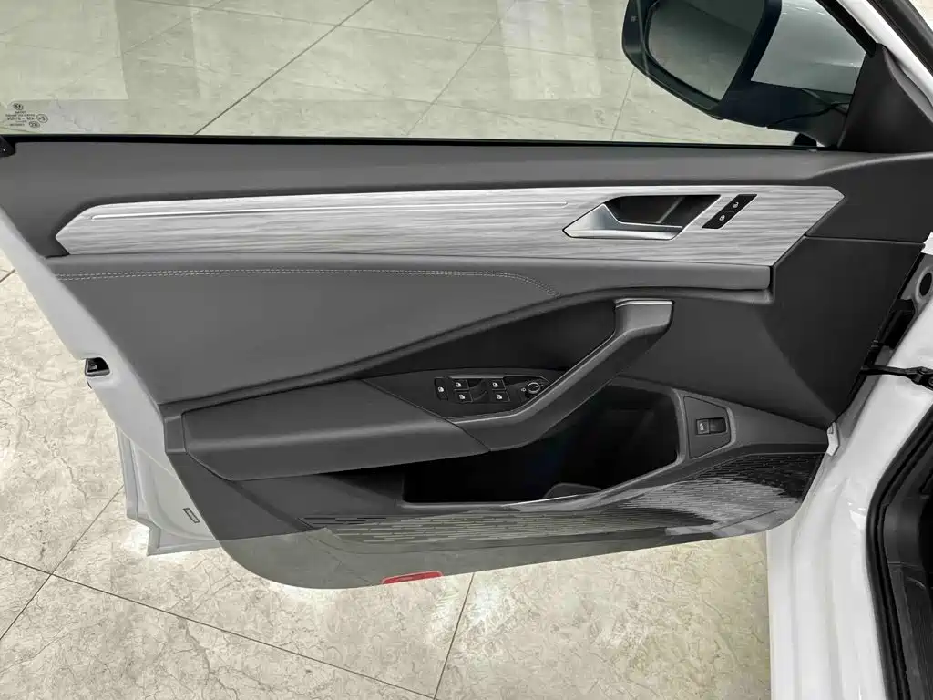 Photo 10 - Volkswagen Sagitar