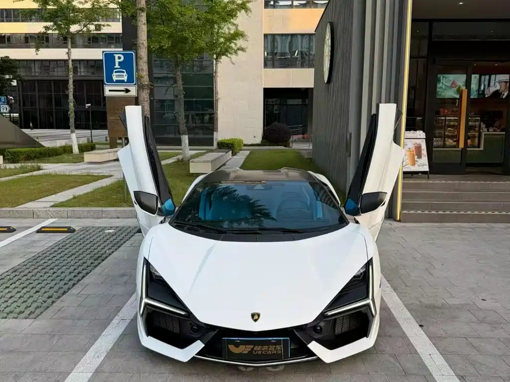 2025 Lamborghini Revuelto