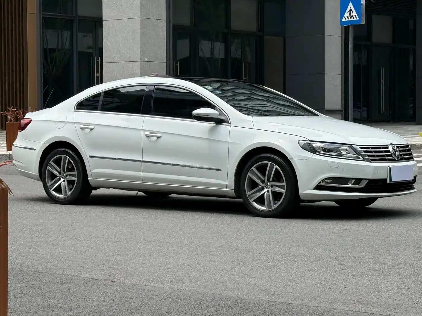 Volkswagen FAW-Volkswagen CC 2016 Model 1.8TSI Premium фото 3