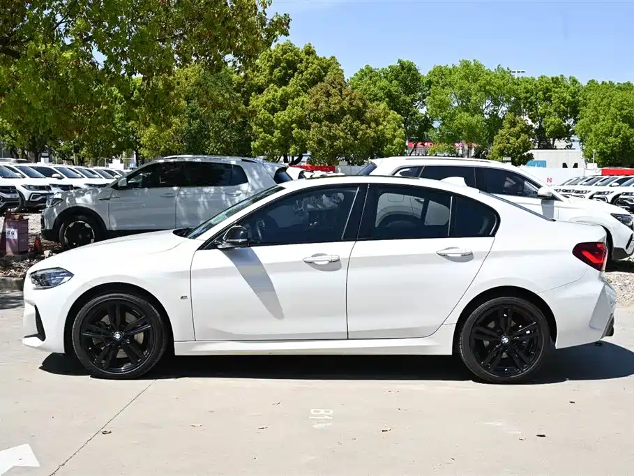 BMW 1 Series 2023 125i M Sport Shadow Edition фото 3
