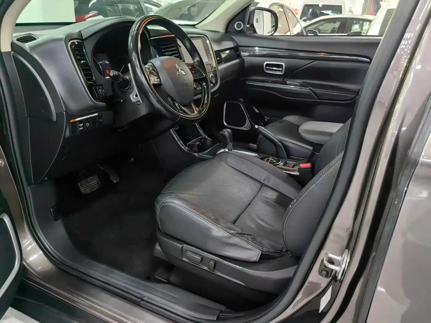 Mitsubishi Outlander 2016 2.4L 4WD Luxury Edition 7-seater фото 7