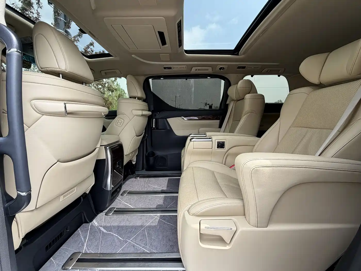 Toyota Alphard 2021 Hybrid 2.5L Luxury фото 6