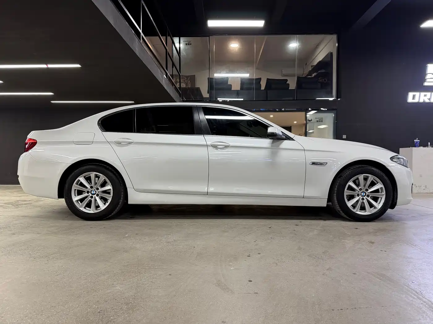 BMW 5 Series 2017 520Li Classic Edition фото 10