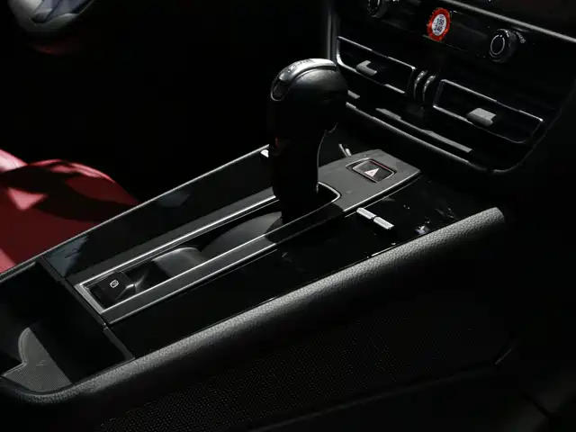 Porsche Macan 2023 Macan 2.0T — фото 4