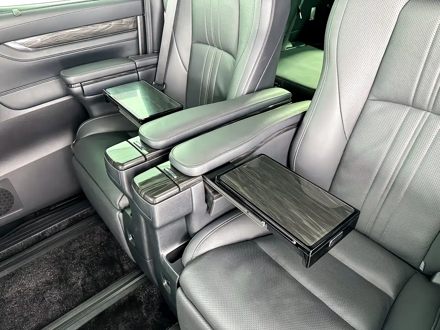 Lexus LM 2020 300h Seven-Seater Elegance Edition фото 11
