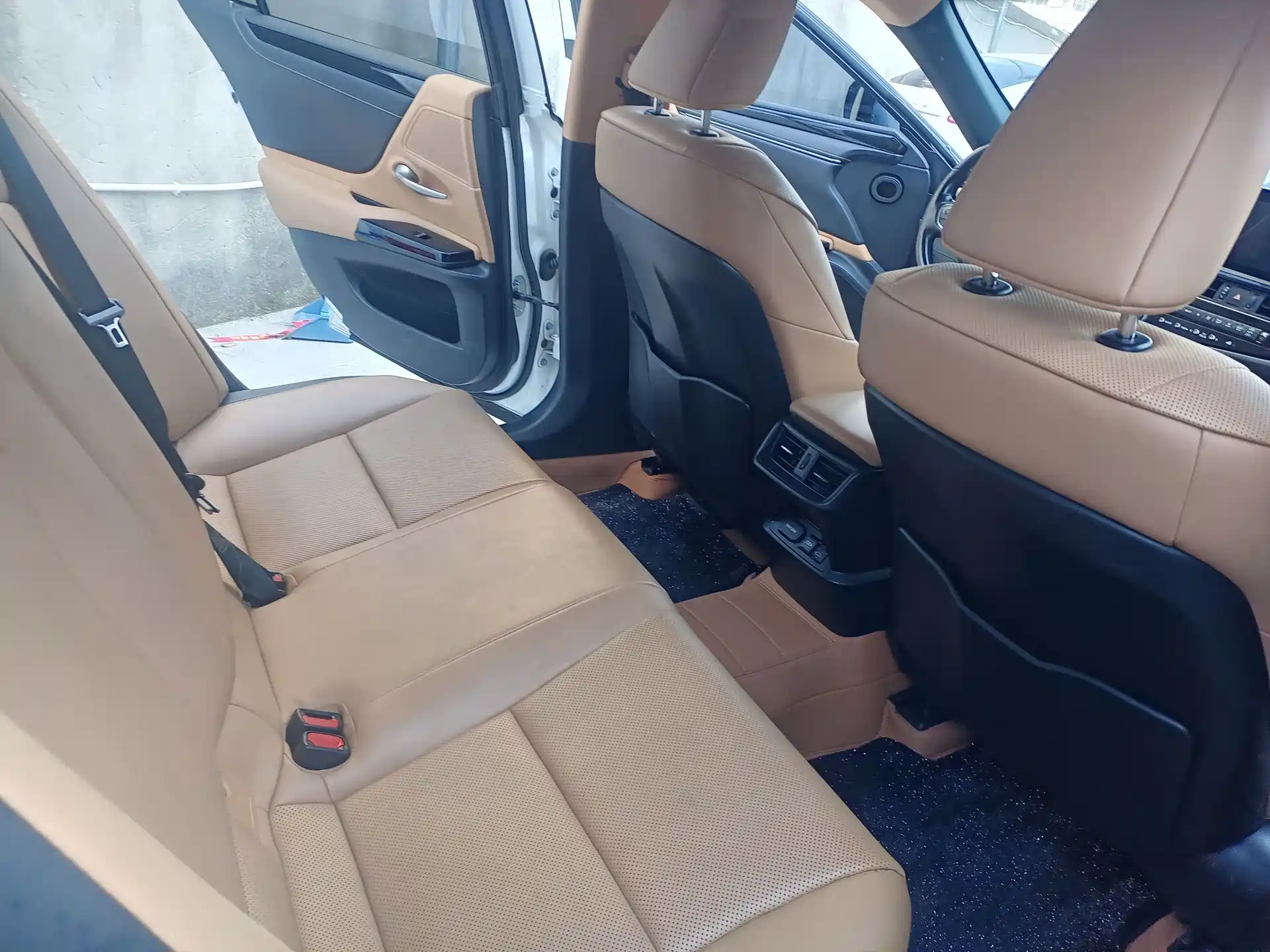 Photo 20 - Lexus ES