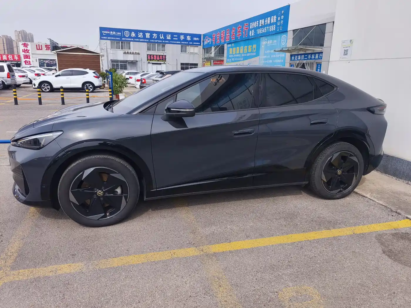 VOLKSWAGEN WITH THE CROWD 06