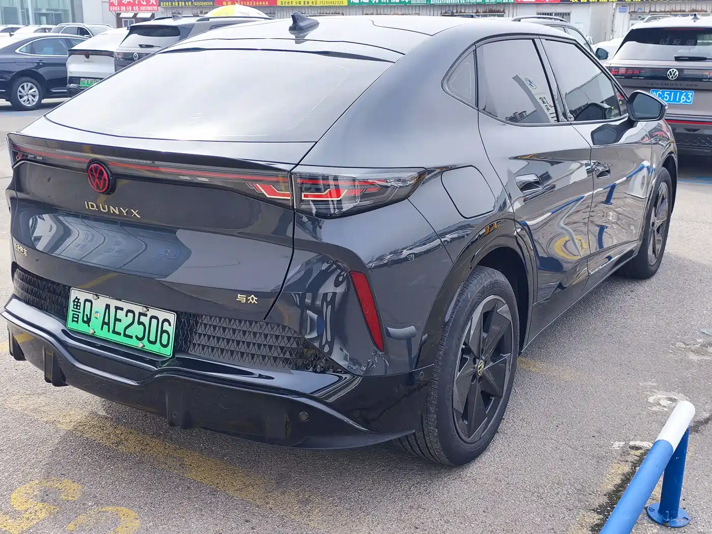 VOLKSWAGEN WITH THE CROWD 06