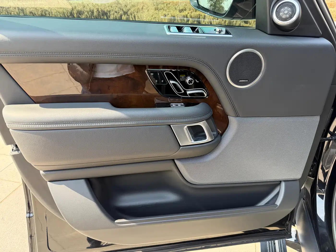 Land Rover Range Rover 2022 3.0 L6 360PS Golden Age Edition фото 11