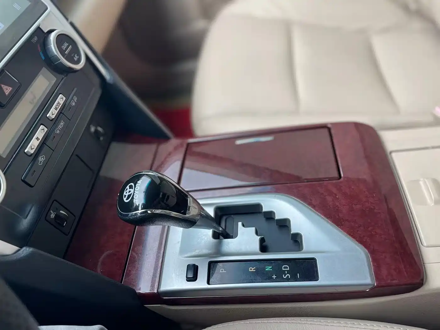 Toyota Camry 2012 2.5G Luxury Navigation Edition фото 15