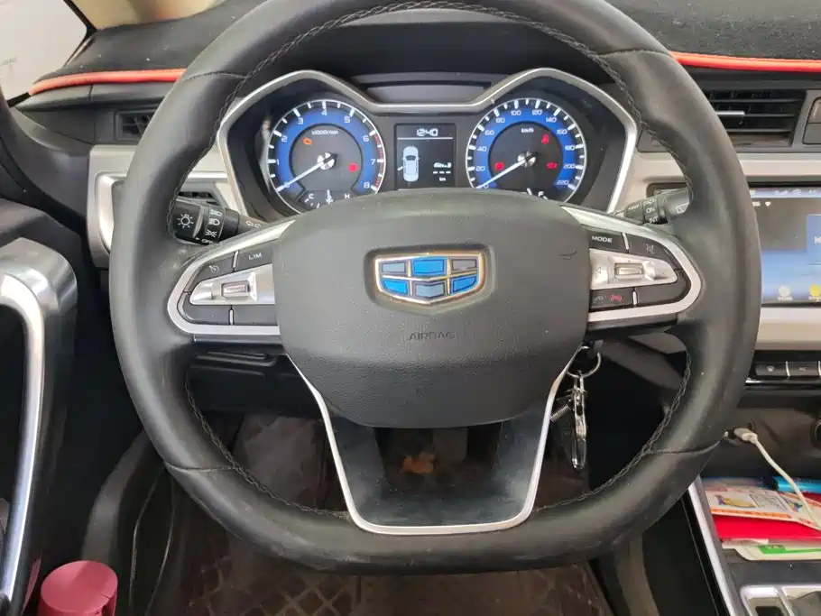 Фото 15 - Geely Vision X3