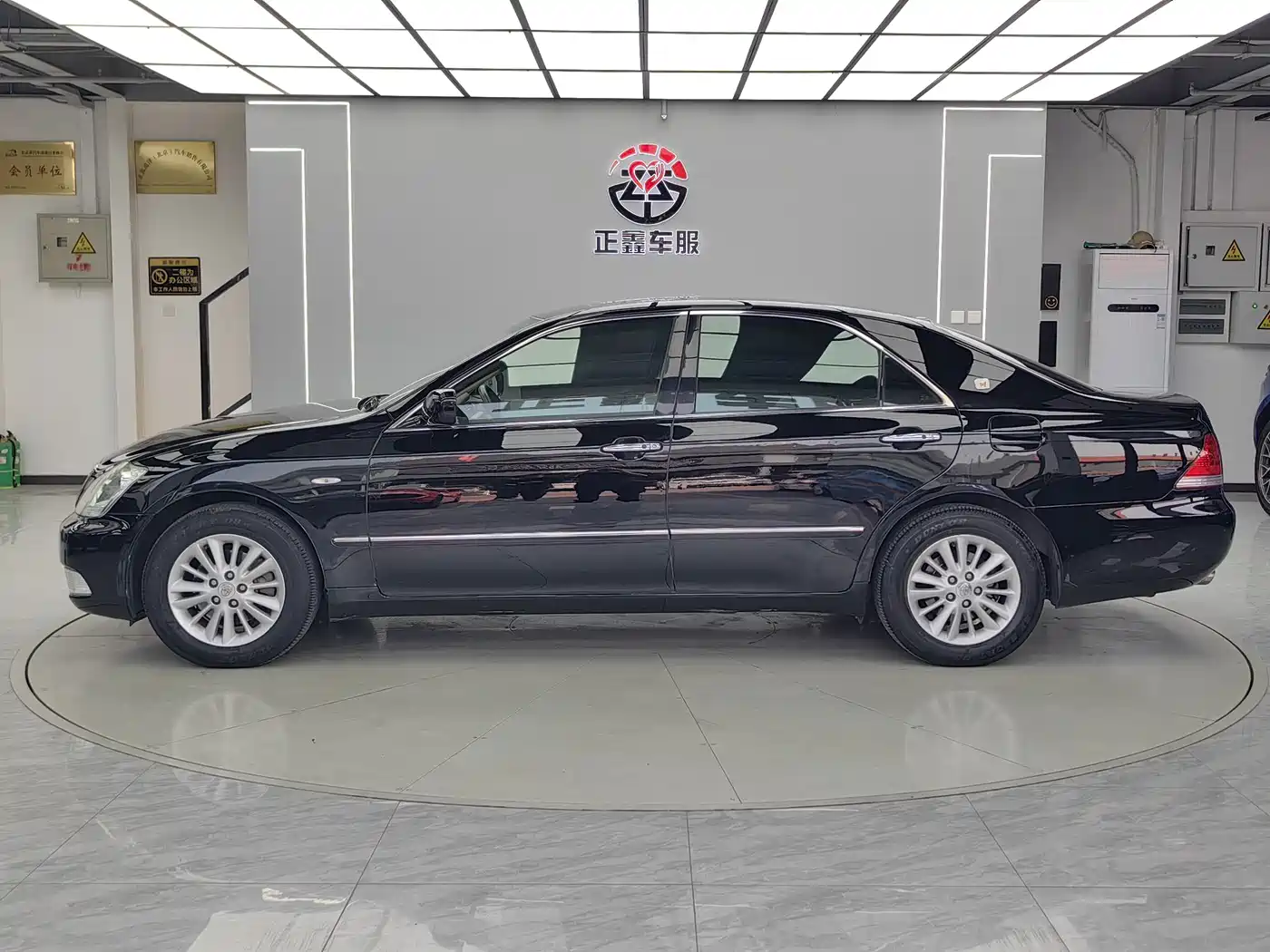 Toyota Crown 2005 Model 3.0L Royal фото 4