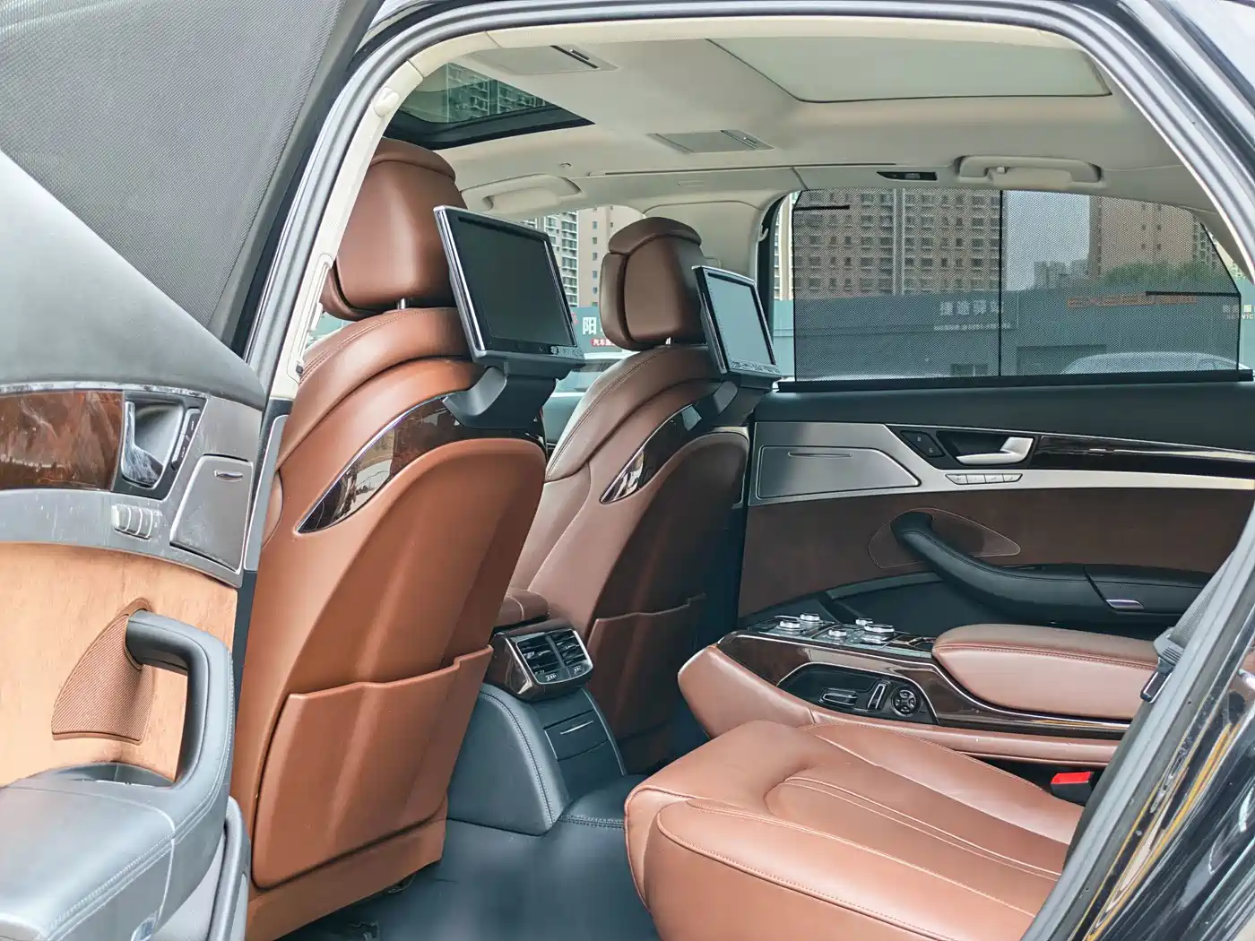 Photo 8 - Audi A8