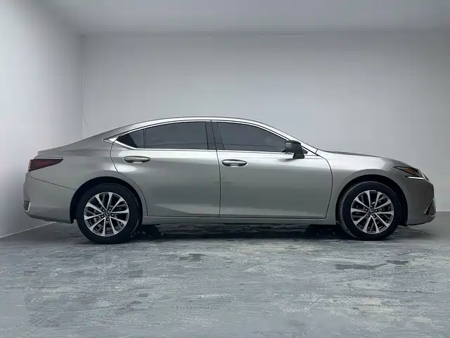 Фото 8 - Lexus ES
