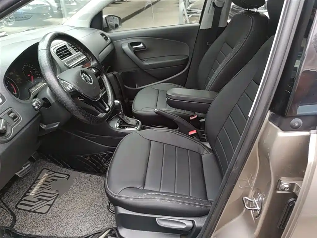Volkswagen Polo 2014 1.6L Cross Polo Automatic фото 15