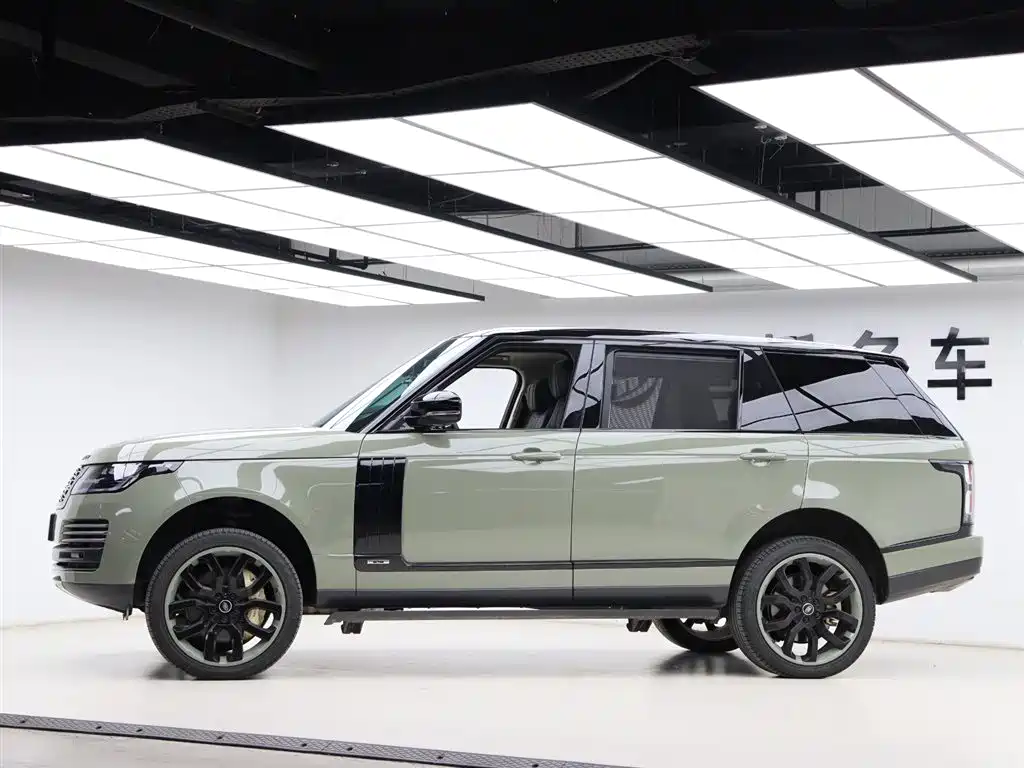 Land Rover Range Rover 2022 3.0 L6 400PS Heritage Extended Classic Edition фото 37