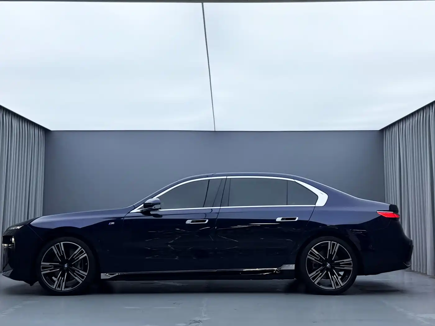 BMW 7 Series 2023 740Li Exclusive M Sport Package фото 30