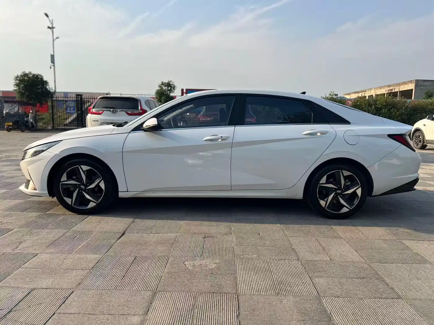 Hyundai Elantra 2021 1.5L CVT LUX Premium Edition фото 4