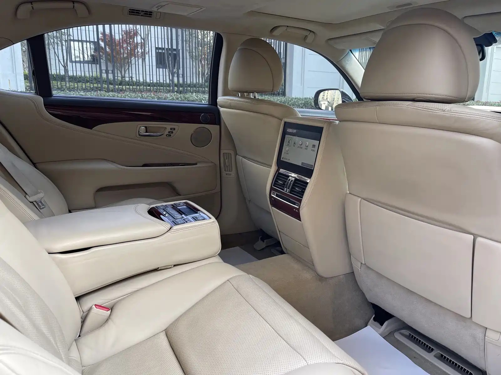 Фото 12 - Lexus LS