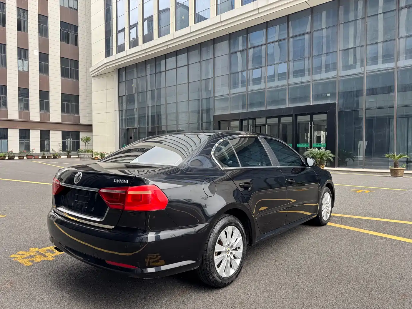 Volkswagen Lavida 2013 1.6L Automatic Comfort Edition фото 6