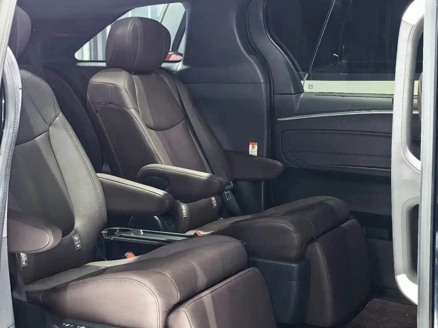 Фото 3 - Toyota Granvia