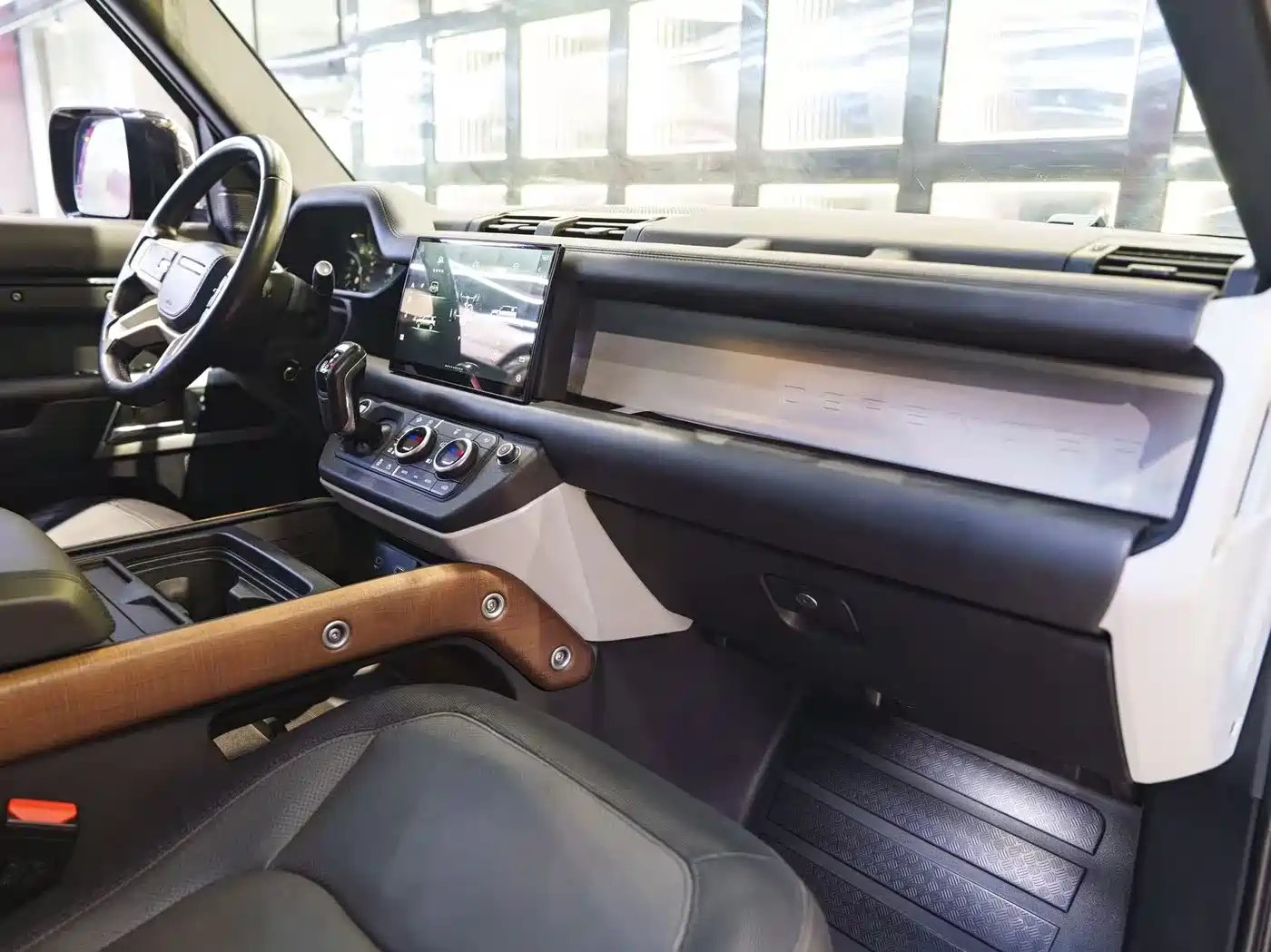 Land Rover Defender 2023 Model 110 3.0T P400 X-DYNAMIC HSE фото 14