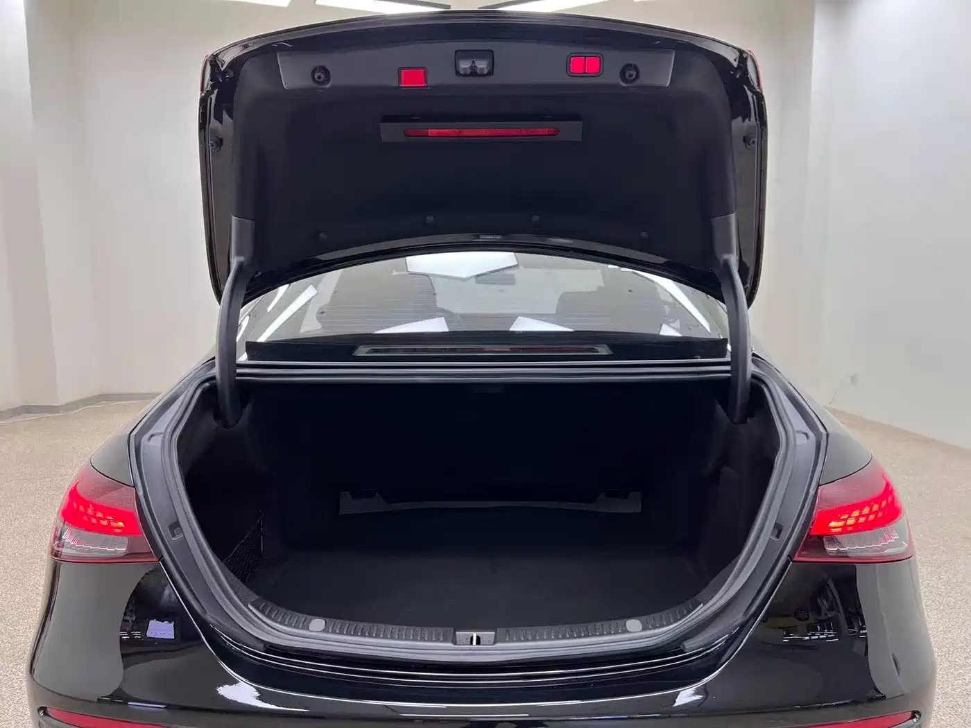 Mercedes-Benz E-Class 2022 E 300 L Fashion фото 35