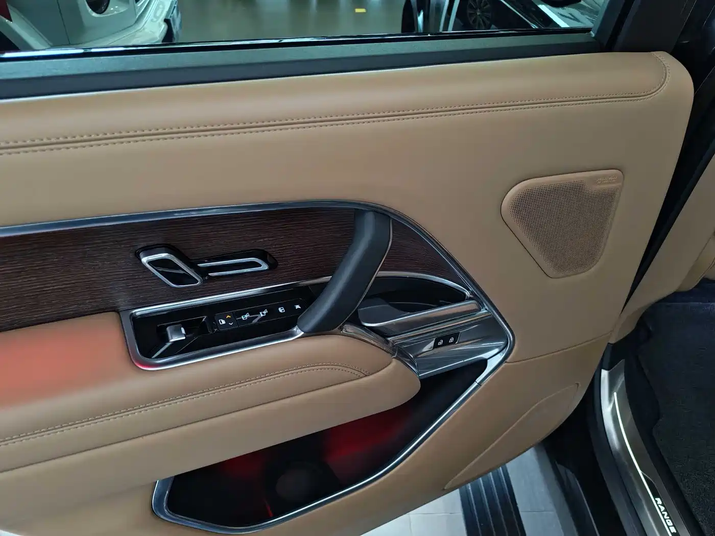 Land Rover Range Rover 2023 3.0 L6 400PS Genesis Extended Version фото 15