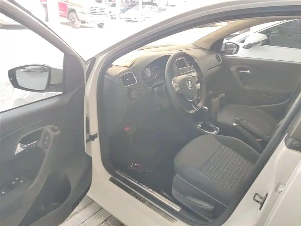 Volkswagen Polo 2016 1.6L Automatic Comfort фото 16