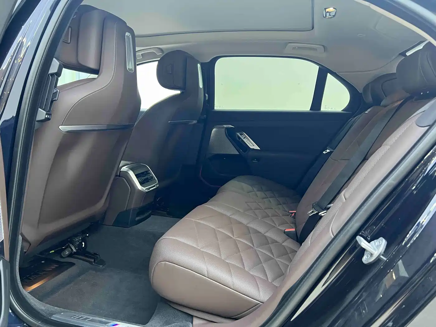 BMW 7 Series 2023 Model 735Li M Sport Package фото 8