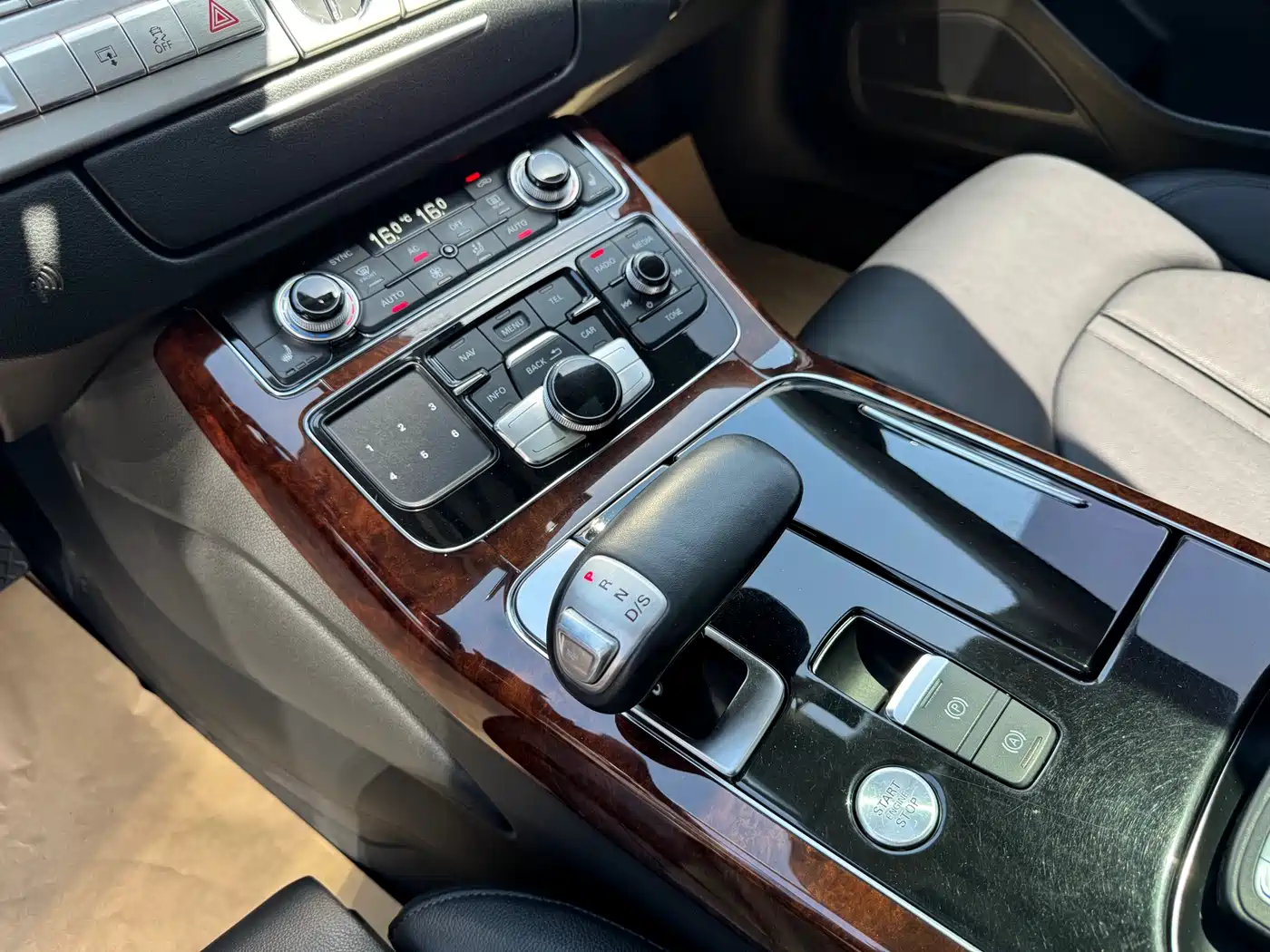 Audi A8 2011 A8L 3.0 TFSI quattro Comfort (213kW) фото 16