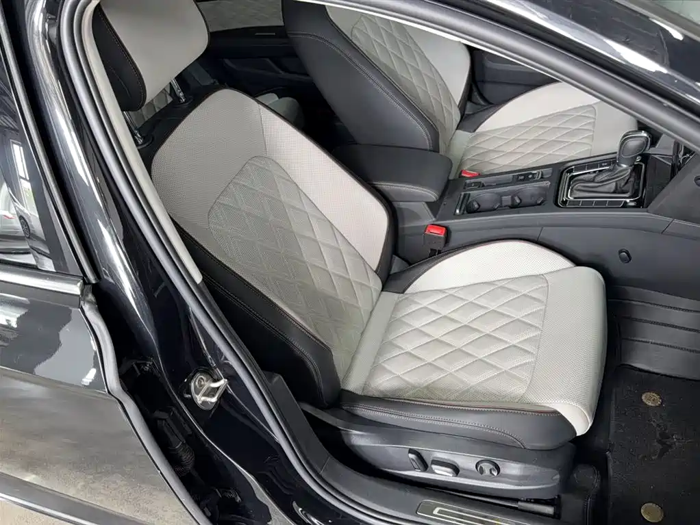 Volkswagen Magotan 2023 Model 2 Million Commemorative Edition 330TSI DSG Luxury фото 4