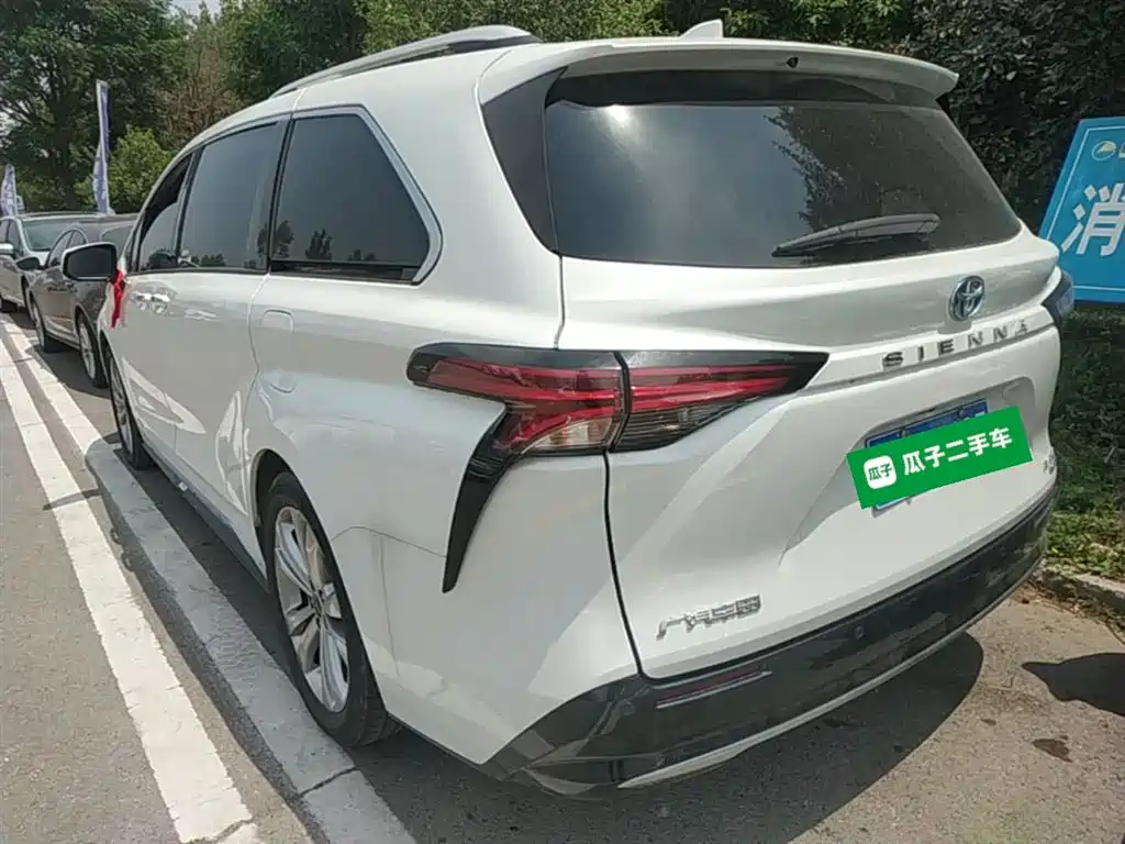 Toyota Sienna 2021 2.5L Hybrid Platinum Edition фото 5
