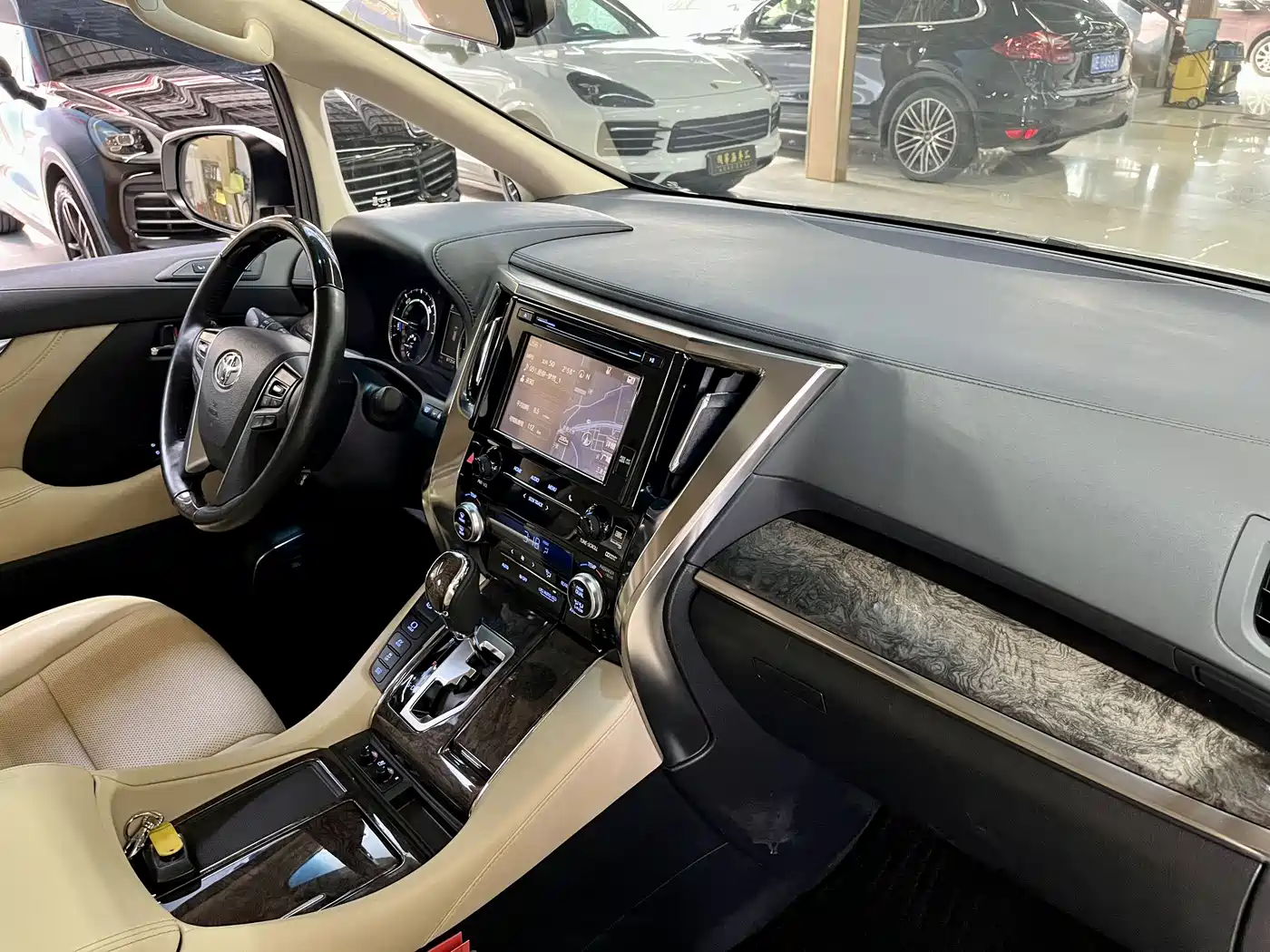 Toyota Alphard 2020 Hybrid 2.5L Premium Edition фото 10