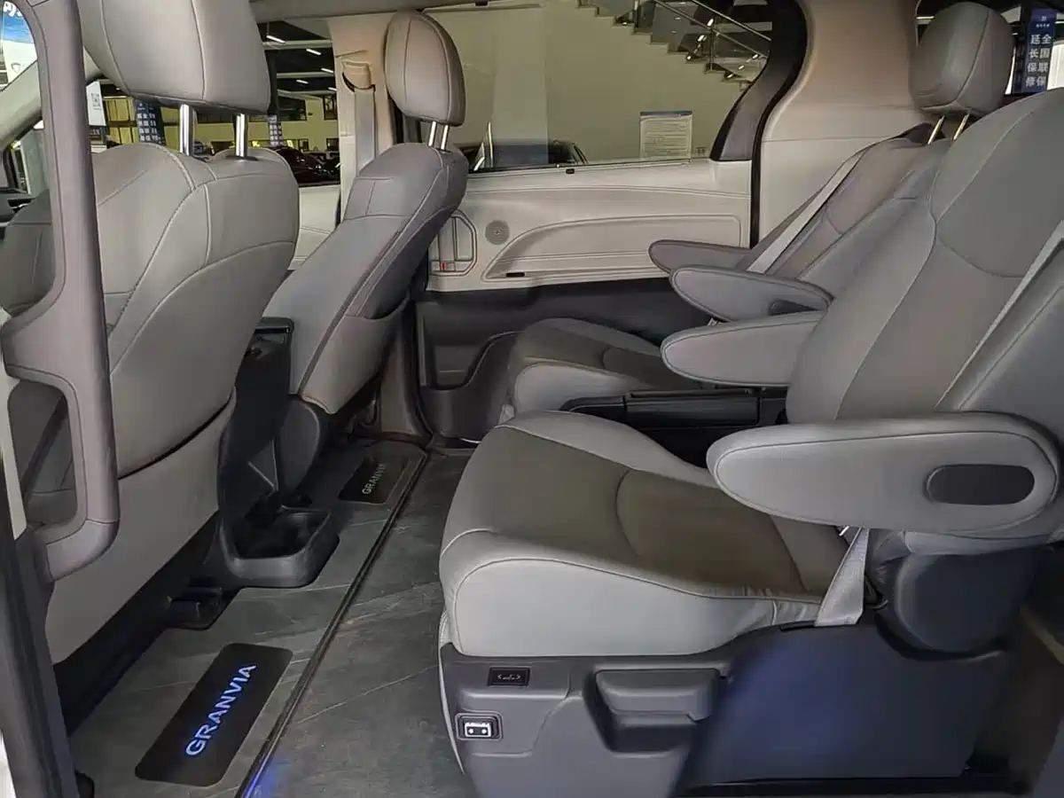 Toyota Granvia 2024 2.5L Hybrid Luxury фото 5