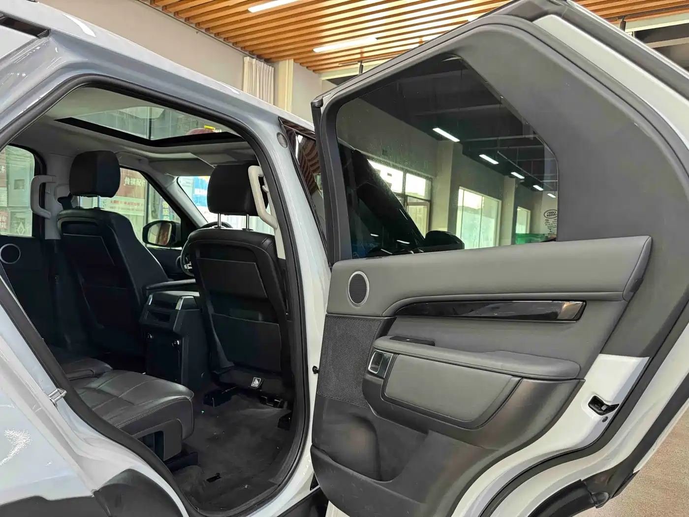 Land Rover Discovery 2017 3.0 SC V6 S фото 10