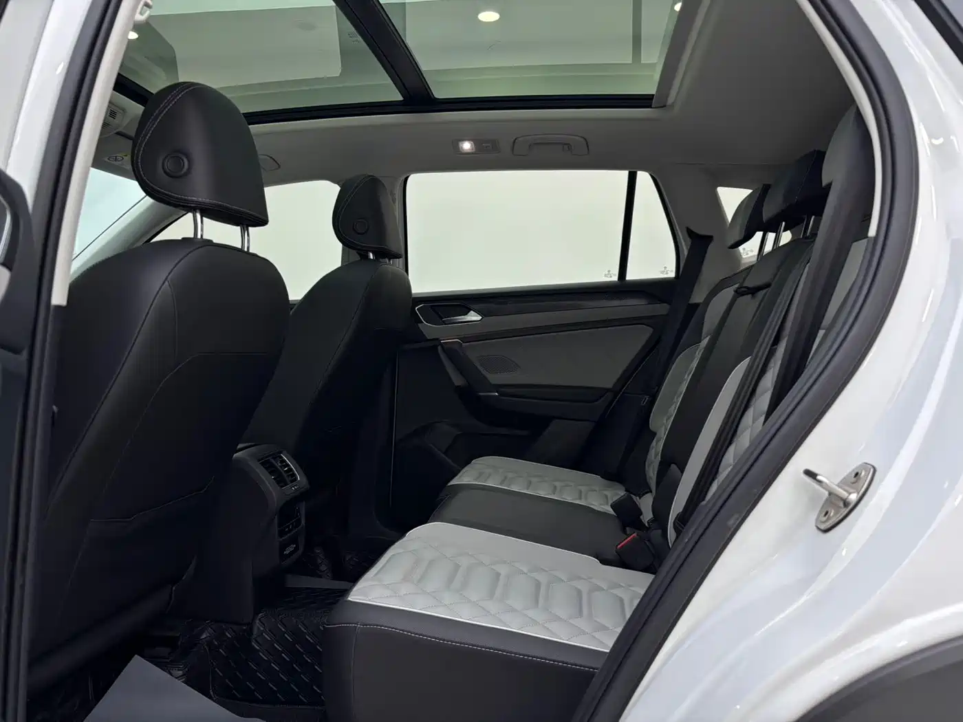 Volkswagen Tayron 2023 330TSI 2WD Luxury Plus Advanced Edition фото 5