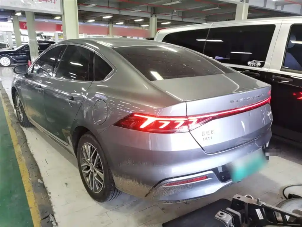 BYD Qin PLUS 2024 Glory Edition DM-i 55KM Surpass фото 5