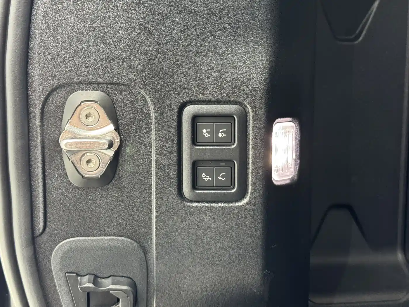 Land Rover Defender 2024 110 3.0T P400 Dark Special Edition фото 22