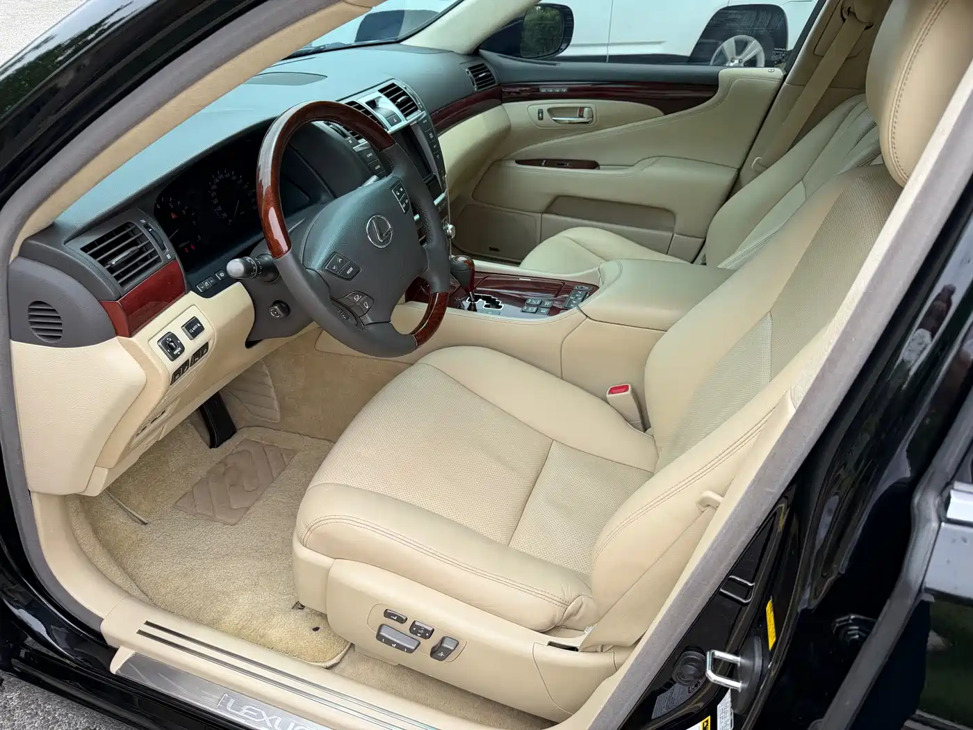 Lexus LS 2010 460L Premium Edition фото 4