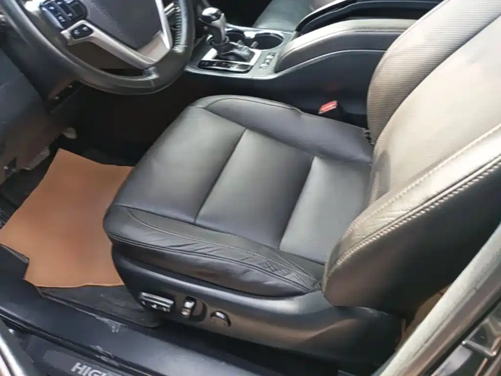 Photo 15 - Toyota Highlander