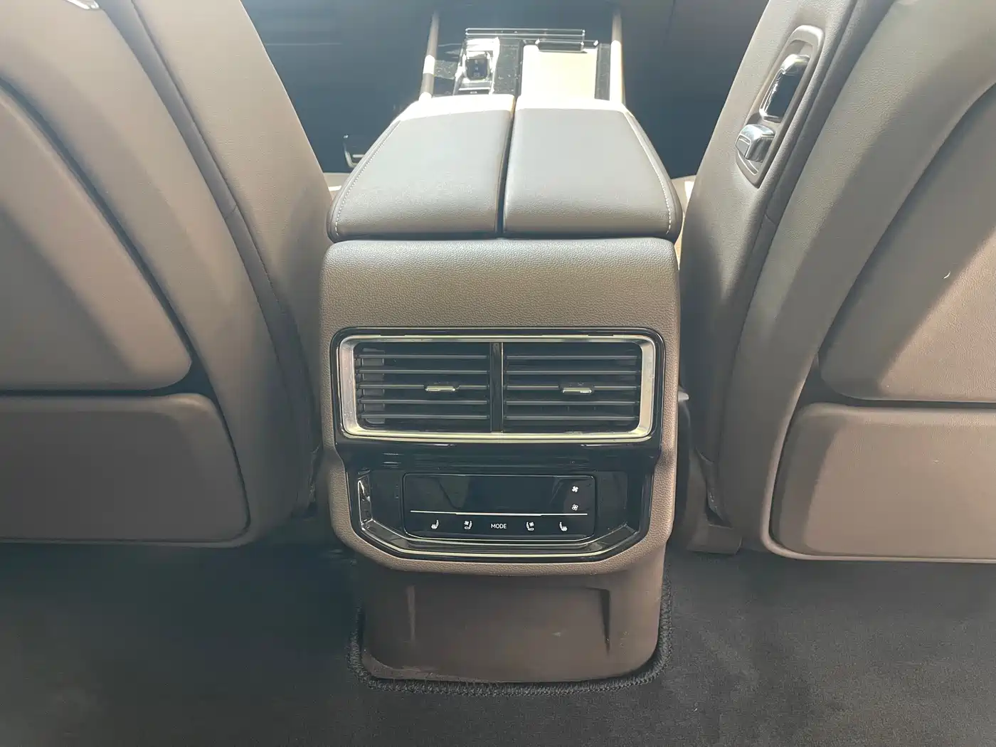 Volkswagen Viloran 2024 380TSI Executive Edition фото 12