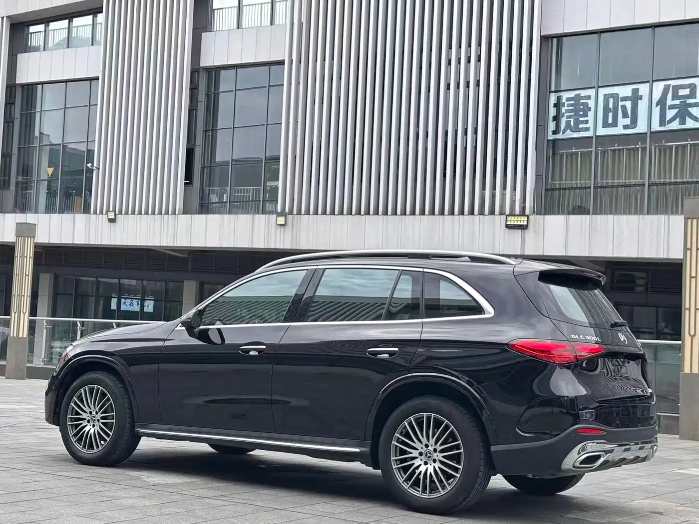 Mercedes-Benz GLC 2023 GLC 300 L 4MATIC Sport 5-Seater фото 9