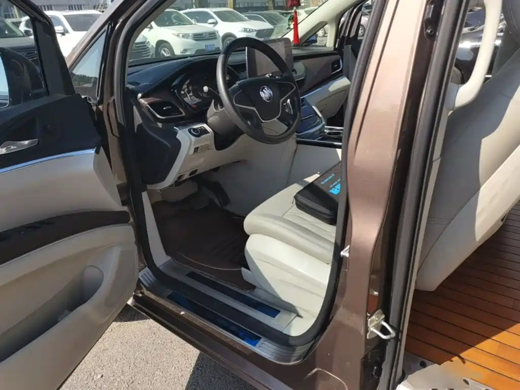 Фото 15 - Buick GL8