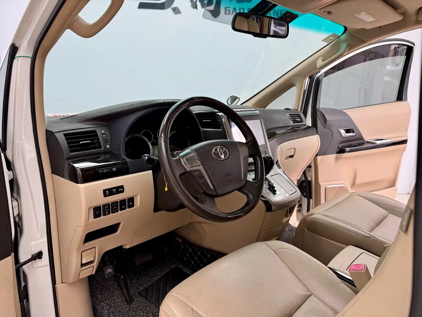Toyota Alphard фото 6