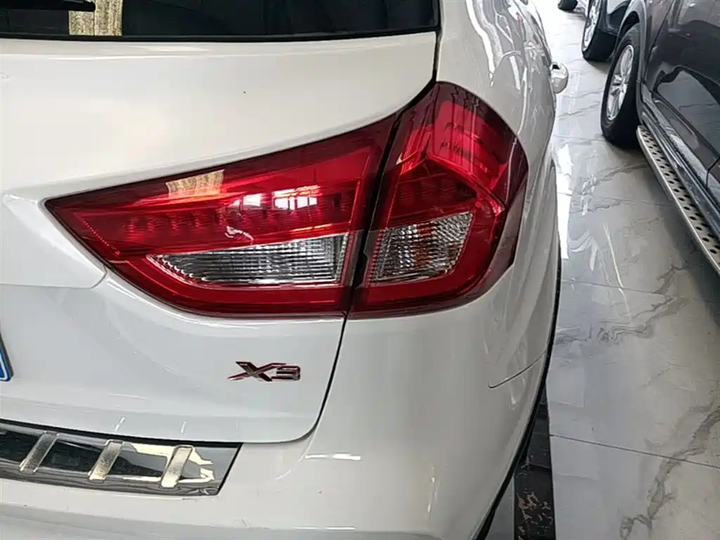 Фото 8 - Geely Vision X3