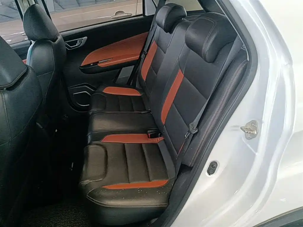 Фото 17 - Geely Vision X3